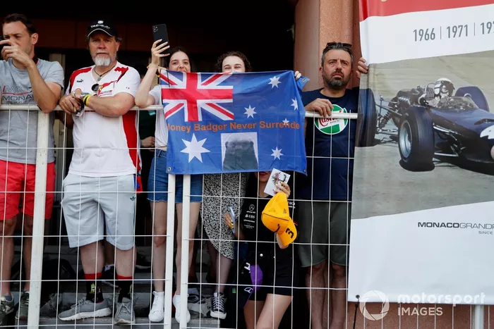 Fans de Daniel Ricciardo, McLaren, con una bandera australiana