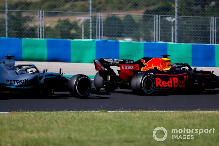 Max Verstappen, Red Bull Racing RB15, precede Lewis Hamilton, Mercedes AMG F1 W10