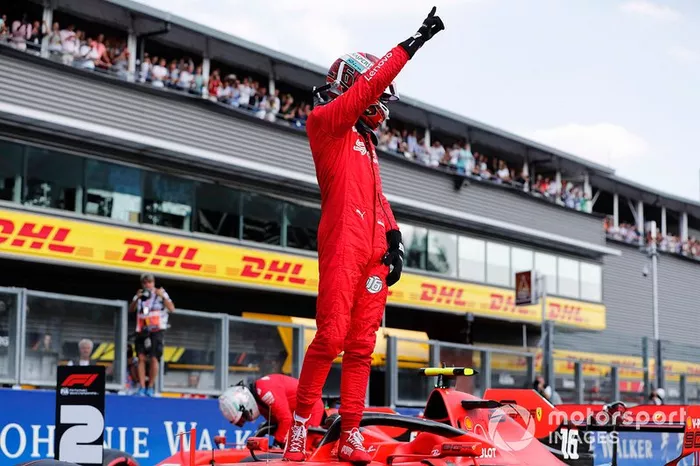 Charles Leclerc, Ferrari, festeggia la pole position sulla griglia