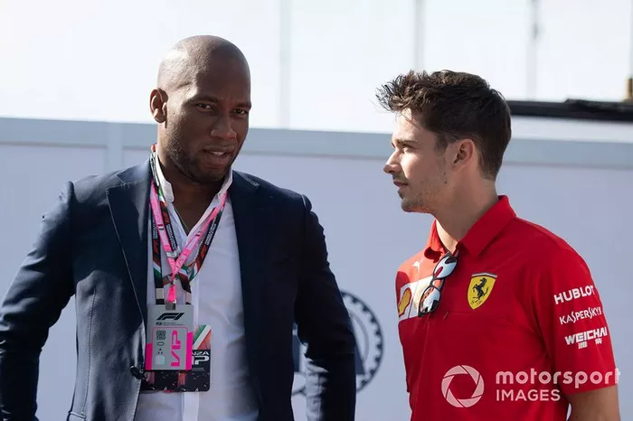 El futbolista Didier Drogba con Charles Leclerc, Ferrari