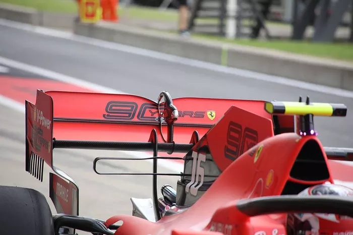 Detalle del alerón trasero de Charles Leclerc, Ferrari SF90
