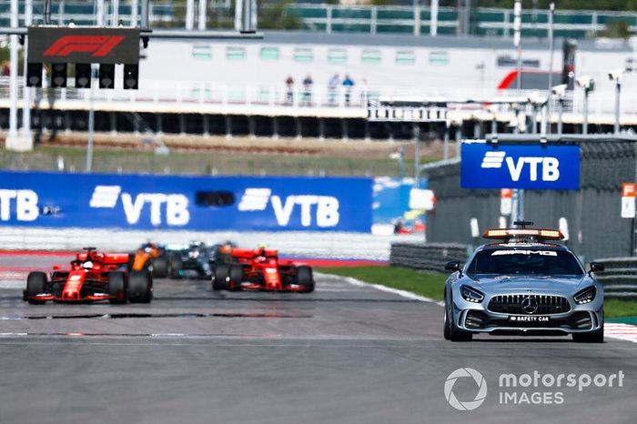 El Coche de Seguridad lidera Sebastian Vettel, Ferrari SF90, Charles Leclerc, Ferrari SF90, Lewis Hamilton, Mercedes AMG F1 W10, y el resto del campo