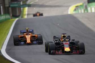 Daniel Ricciardo, Red Bull Racing RB14, leads Stoffel Vandoorne, McLaren MCL33