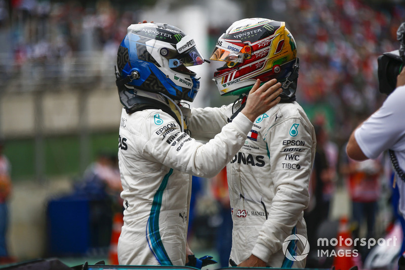 Lewis Hamilton, Mercedes AMG F1, fête sa victoire dans le Parc Fermé avec Valtteri Bottas, Mercedes AMG F1.