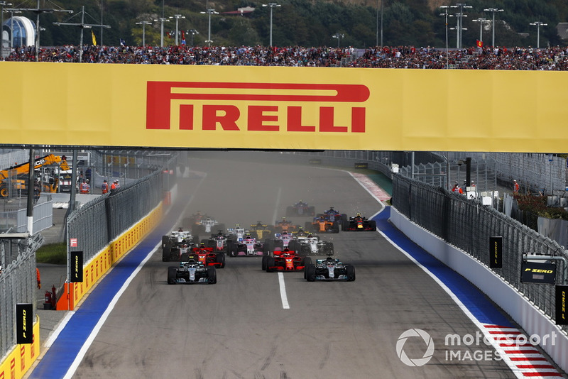 Valtteri Bottas, Mercedes AMG F1 W09, devant Lewis Hamilton, Mercedes AMG F1 W09, Sebastian Vettel, Ferrari SF71H, Kimi Raikkonen, Ferrari SF71H, Kevin Magnussen, Haas F1 Team VF-18, et le reste du peloton au départ