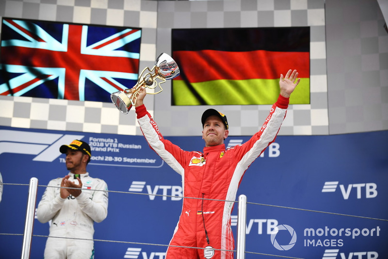 Sebastian Vettel, Ferrari, festeggia con il trofeo, sul podio