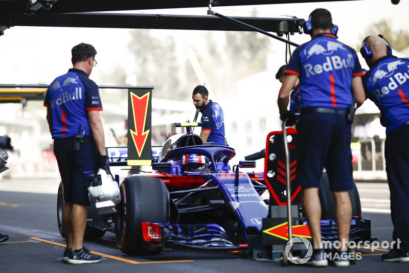 Pierre Gasly, Scuderia Toro Rosso STR13, prova di pit stop