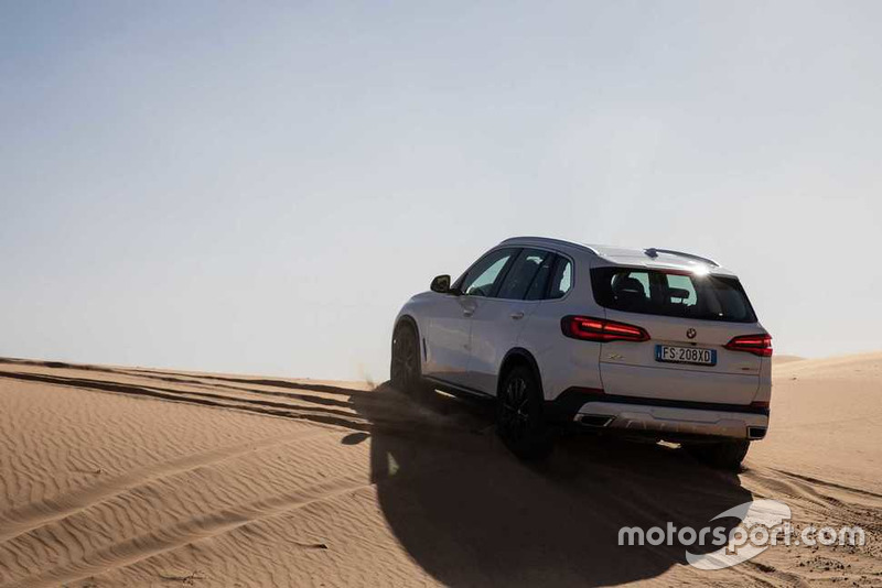 BMW X5 sur le circuit de Monza recréé dans le désert