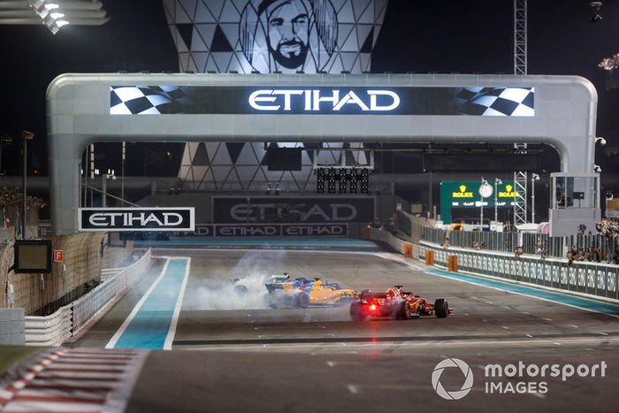 Lewis Hamilton, Mercedes-AMG F1 W09, Fernando Alonso, McLaren MCL33 y Sebastian Vettel, Ferrari SF71H hacen donas al final