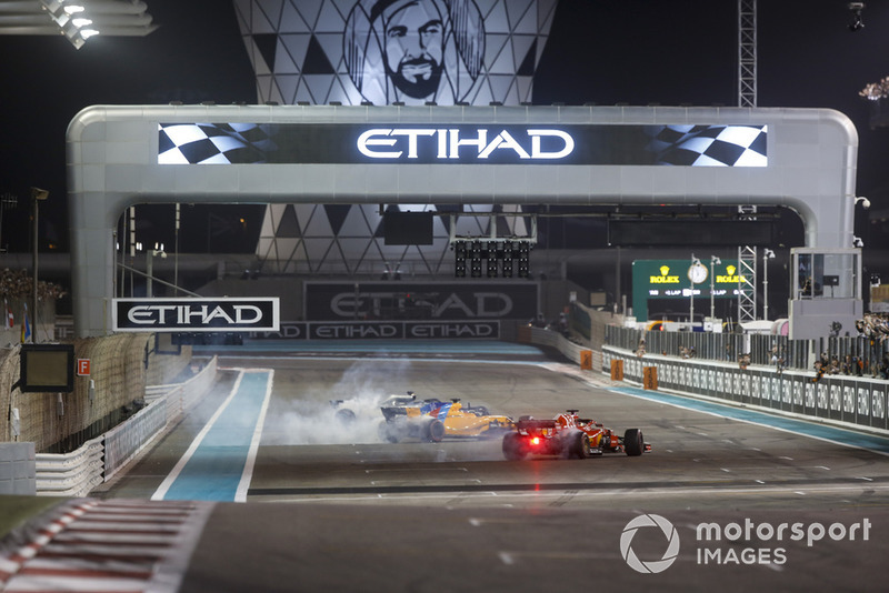 Lewis Hamilton, Mercedes-AMG F1 W09, Fernando Alonso, McLaren MCL33 y Sebastian Vettel, Ferrari SF71H hacen donas al final