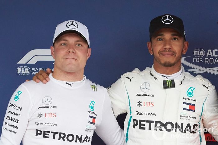 La primera fila Valtteri Bottas, Mercedes AMG F1, y  ganador de la pole Lewis Hamilton, Mercedes AMG F1
