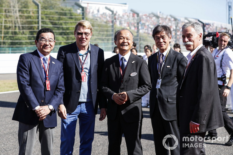 Takahiro Hachigo, Chief Executive Officer, Honda Motor Co, 2 times world champion Mika Hakkinen, Honda executives and Chase Carey, Chairman, Formula One, on the grid