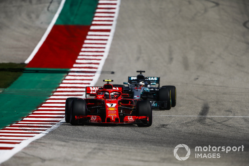 Kimi Raikkonen, Ferrari SF71H, di depan Lewis Hamilton, Mercedes AMG F1 W09 EQ Power+