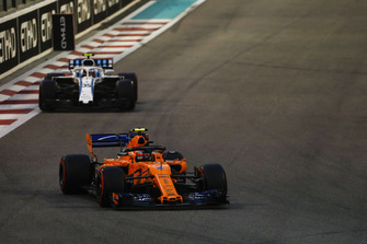 Stoffel Vandoorne, McLaren MCL33, devant Sergey Sirotkin, Williams FW41