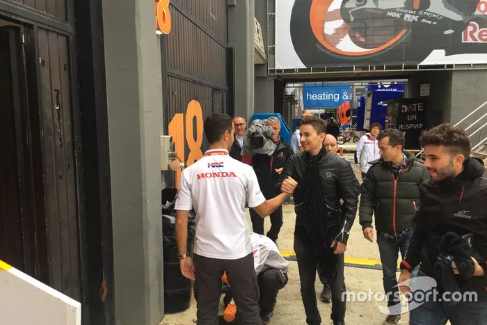 Primera entrada de Jorge Lorenzo al box de Honda
