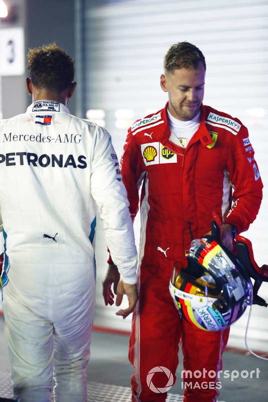 Lewis Hamilton, Mercedes AMG F1 W09 EQ Power+, e Sebastian Vettel, Ferrari SF71H, nel parco chiuso alla fine della gara