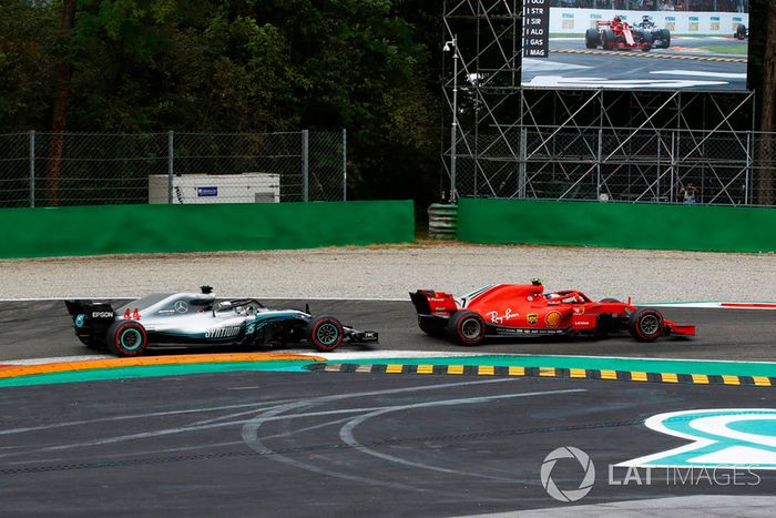Kimi Raikkonen, Ferrari SF71H y Lewis Hamilton, Mercedes AMG F1 W09 