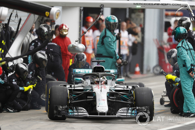 Lewis Hamilton, Mercedes AMG F1 W09, pit stop