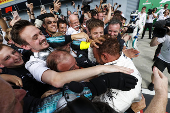 Race winner Lewis Hamilton, Mercedes AMG F1, celebrates with his team