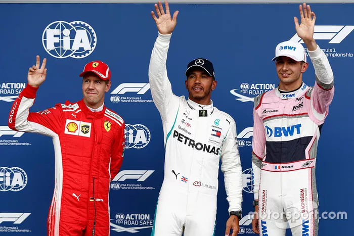 El poleman: Lewis Hamilton, Mercedes AMG F1, Sebastian Vettel, Ferrari, y Esteban Ocon, Racing Point Force India VJM11 