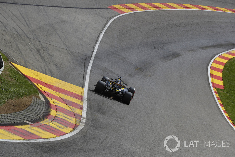 Nico Hulkenberg, Renault Sport F1 Team R.S. 18, strikes up sparks