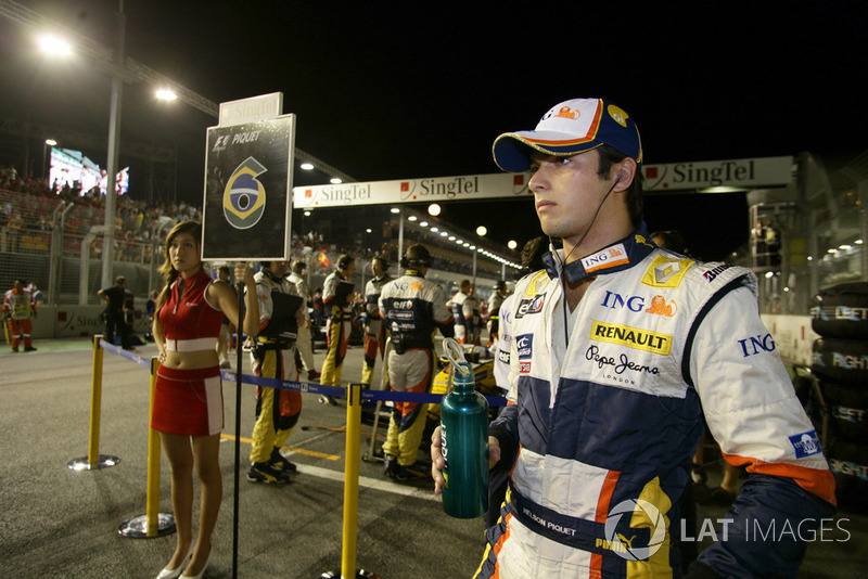 Nelson Piquet Jr., Renault F1 Team R28, on the grid