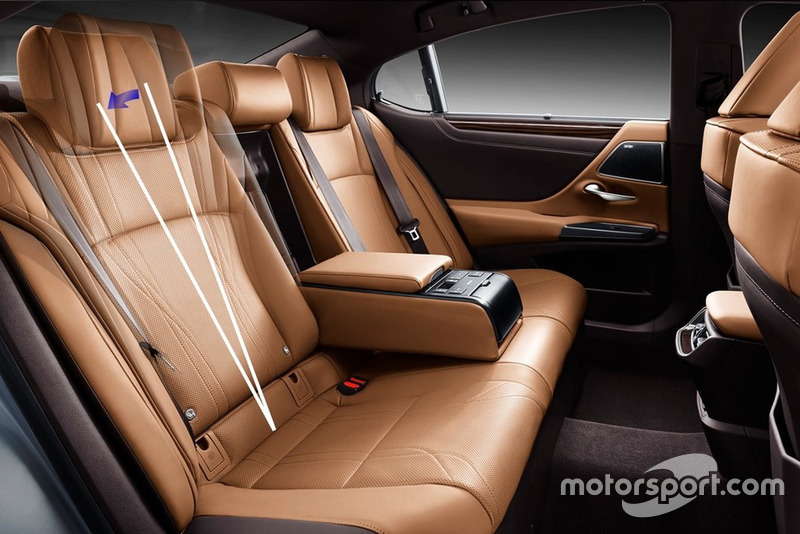 Kursi belakang Lexus ES Generasi Ketujuh