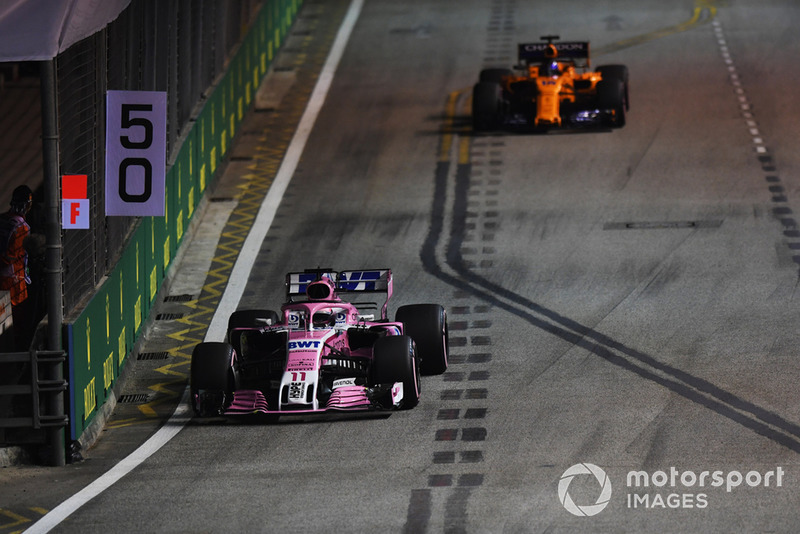 Sergio Perez, Racing Point Force India VJM11 et Fernando Alonso, McLaren MCL33