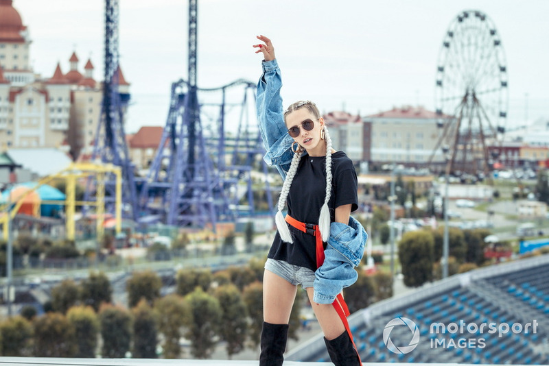 Angela Nikolau, Modelo / Roofers Blogger