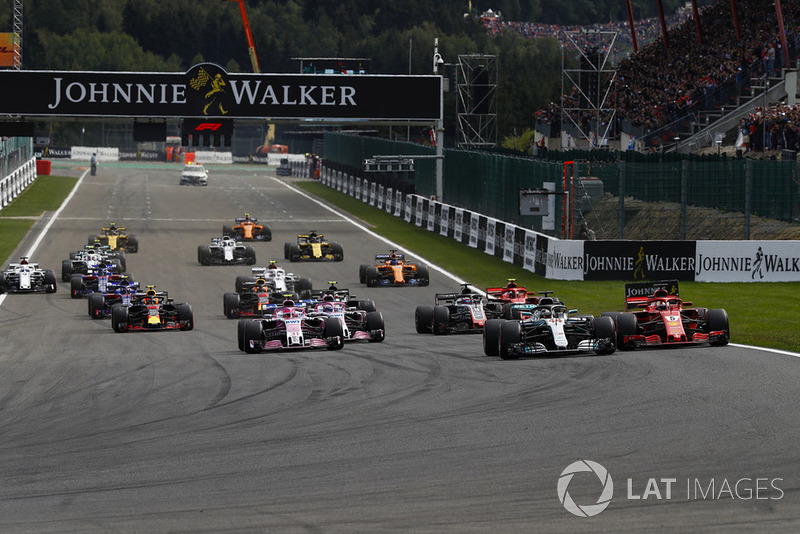 Lewis Hamilton, Mercedes AMG F1 W09, lidera por delante de Sebastian Vettel, Ferrari SF71H, Esteban Ocon, Racing Point Force India VJM1, Sergio Perez, Racing Point Force India VJM11, Romain Grosjean, Haas F1 Team VF-18, and Kimi Raikkonen, Ferrari SF71H, en la salida