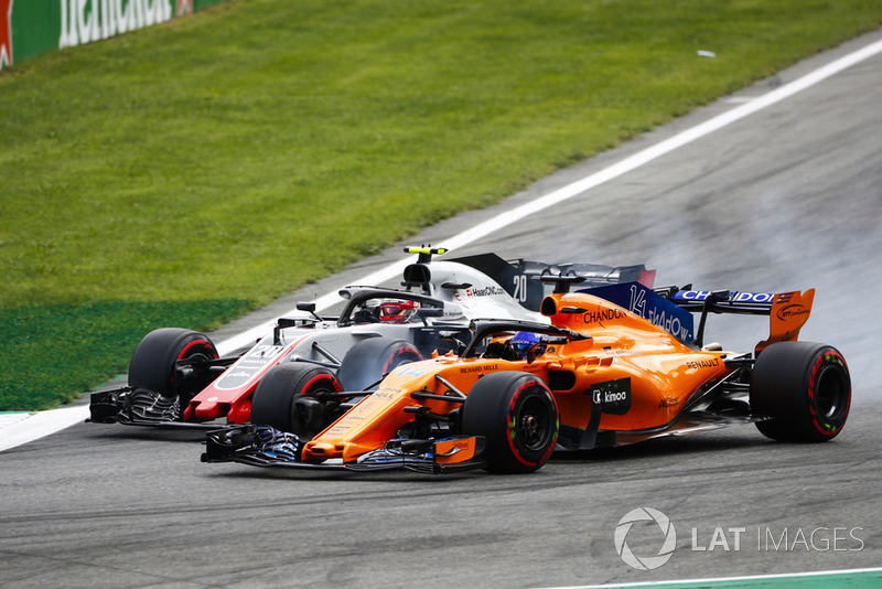 Kevin Magnussen, Haas F1 Team VF-18 lucha con Fernando Alonso, McLaren MCL33