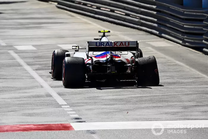 Mick Schumacher, Haas VF-21, con daños por choque trasero