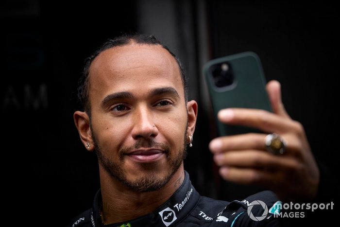 Lewis Hamilton, Mercedes con un iPhone