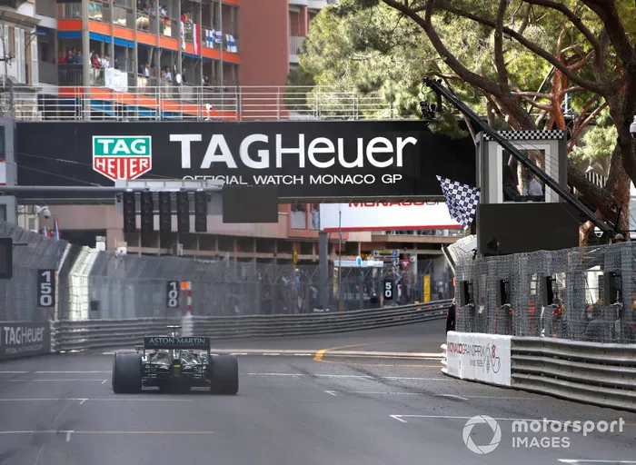 Sebastian Vettel, Aston Martin AMR21, cruza la línea de meta mientras Serena Williams ondea la bandera a cuadros