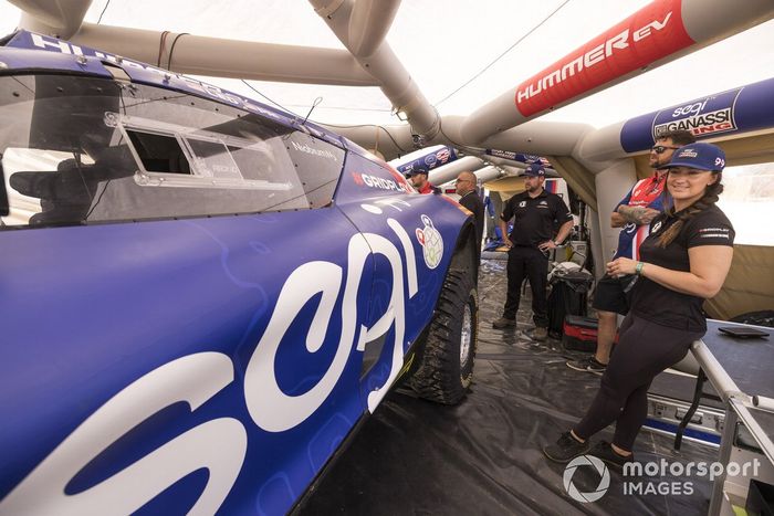 Sara Price, Chip Ganassi Racing, en el garaje