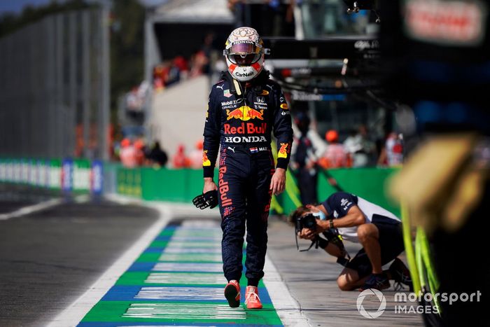 Un abatido Max Verstappen, de Red Bull Racing, regresa a boxes tras chocar con Lewis Hamilton, de Mercedes