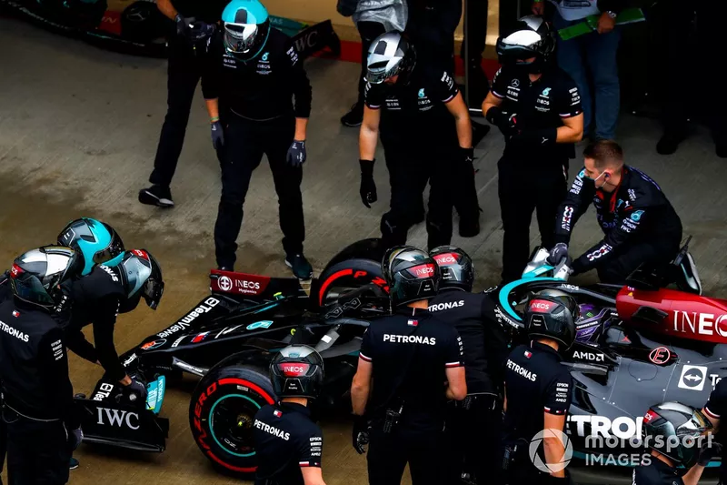 Lewis Hamilton, Mercedes W12, en el pit lane