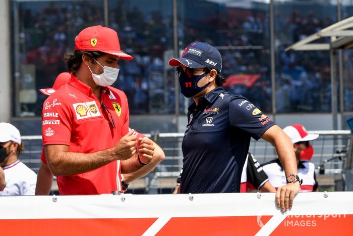 Carlos Sainz Jr., Ferrari, Sergio Pérez, Red Bull Racing en el desfile de pilotos