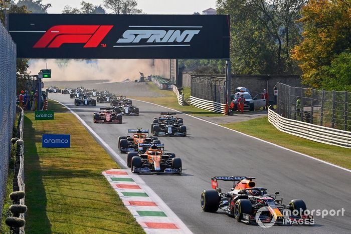 Max Verstappen, Red Bull Racing RB16B, Daniel Ricciardo, McLaren MCL35M, Lando Norris, McLaren MCL35M