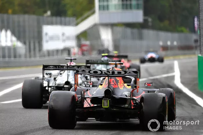 Lewis Hamilton, Mercedes W12, Max Verstappen, Red Bull Racing RB16B en la salida de los pits