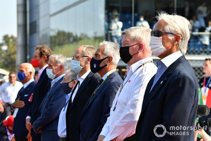 Ross Brawn, Director General de Motorsports, en la parrilla con los dignatarios