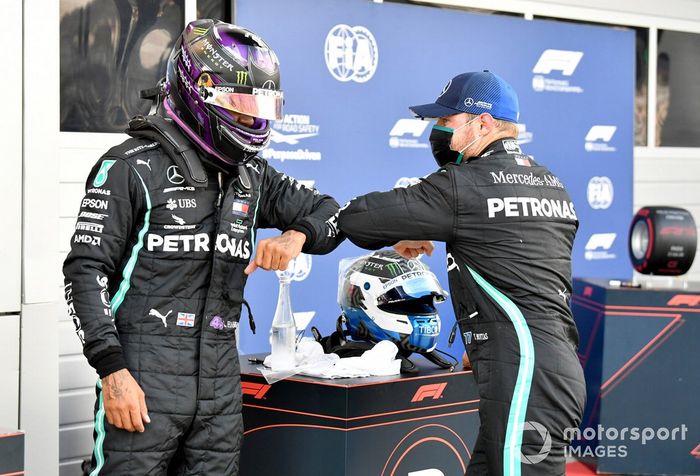 Tercer puesto Valtteri Bottas, Mercedes F1 W11 con el ganador de la pole Lewis Hamilton, Mercedes-AMG F1, en Parc Ferme