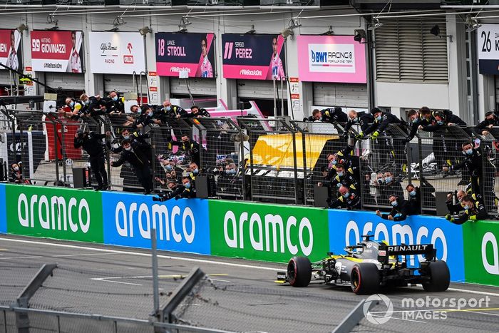 Daniel Ricciardo, Renault F1 Team R.S.20, 3ª posición, cruza la línea