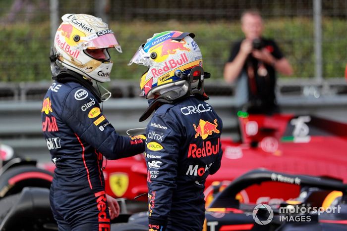 Max Verstappen, Red Bull Racing, 1ª posición, Sergio Pérez, Red Bull Racing, 3ª posición, conversan en el Parc Ferme tras la Carrera Sprint