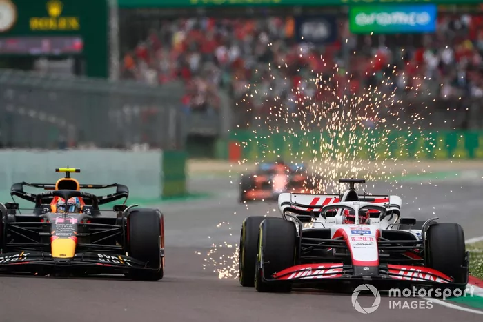 Kevin Magnussen, Haas VF-22, Sergio Pérez, Red Bull Racing RB18