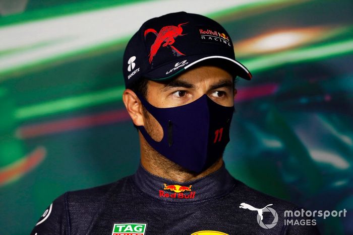 El hombre de la pole, Sergio Pérez, de Red Bull Racing, en la rueda de prensa posterior a la clasificación