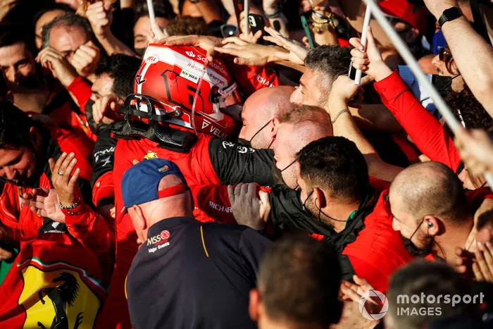 Charles Leclerc, Ferrari, 1ª posición, celebra con su equipo en el Parc Ferme
