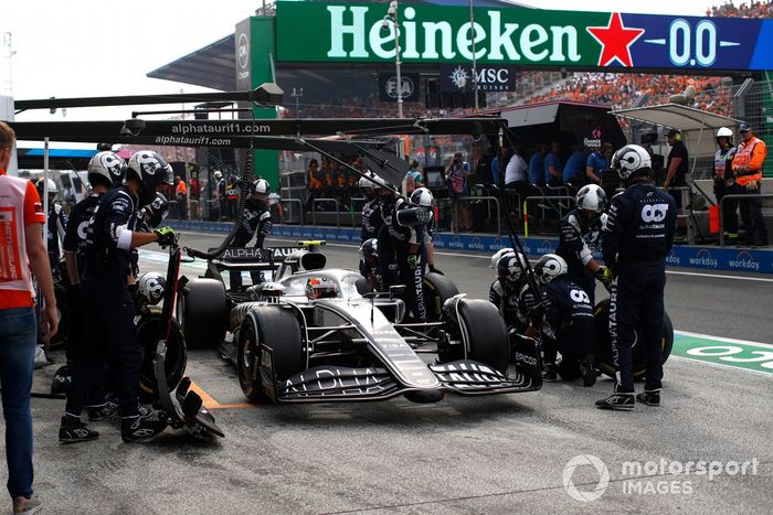 Yuki Tsunoda, AlphaTauri AT03, sale de su box