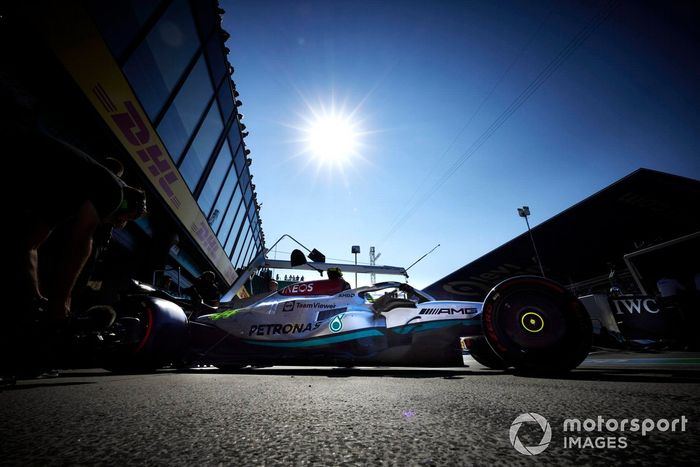 Lewis Hamilton, Mercedes W13, sale del garaje