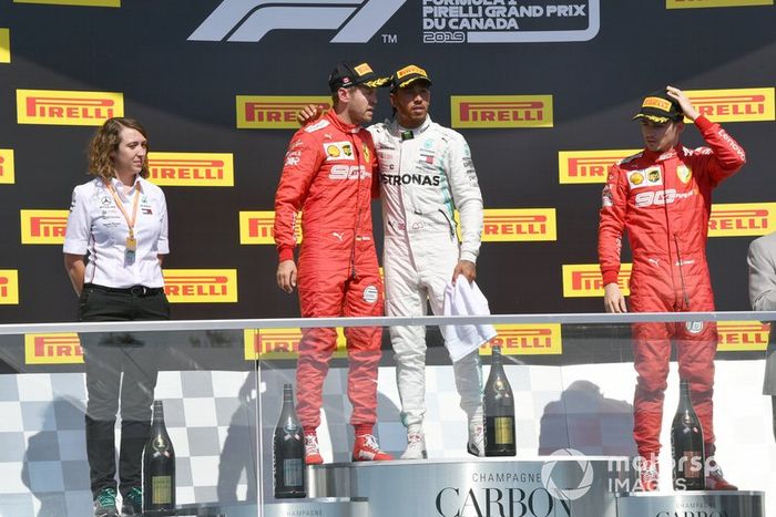 Podio: segundo lugar Sebastian Vettel, Ferrari, es abrazado por el ganador de la carrera Lewis Hamilton, Mercedes AMG F1 y tercer lugar Charles Leclerc, Ferrari